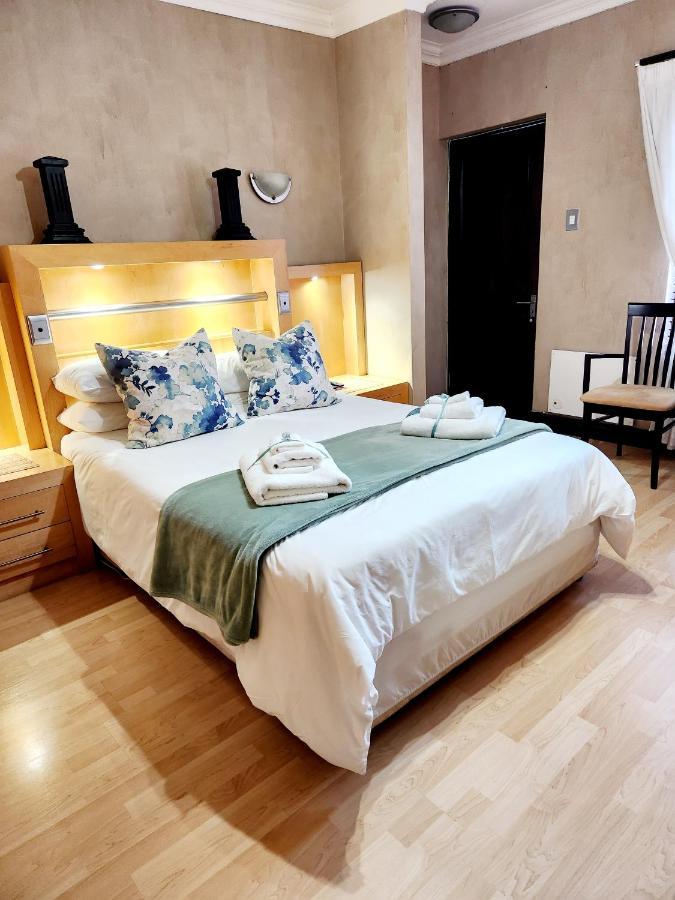 The Wooden Leg Guesthouse Kleinmond ภายนอก รูปภาพ