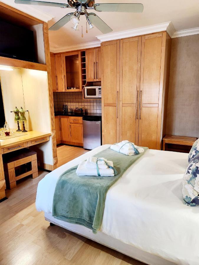 The Wooden Leg Guesthouse Kleinmond ภายนอก รูปภาพ