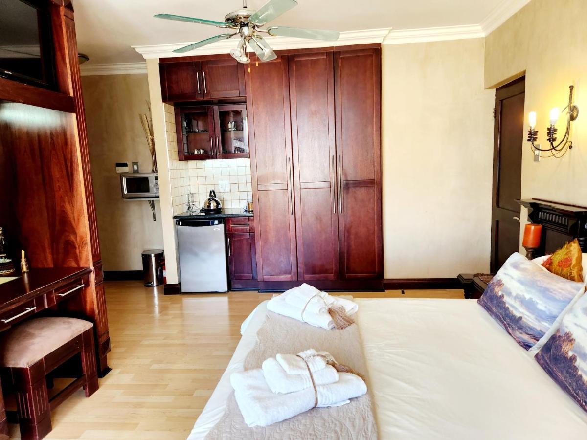 The Wooden Leg Guesthouse Kleinmond ภายนอก รูปภาพ