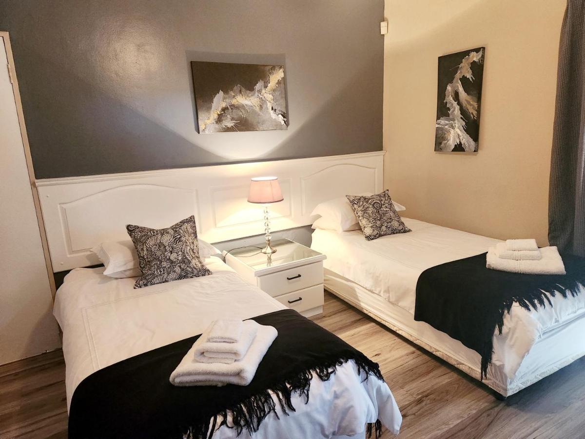 The Wooden Leg Guesthouse Kleinmond ภายนอก รูปภาพ