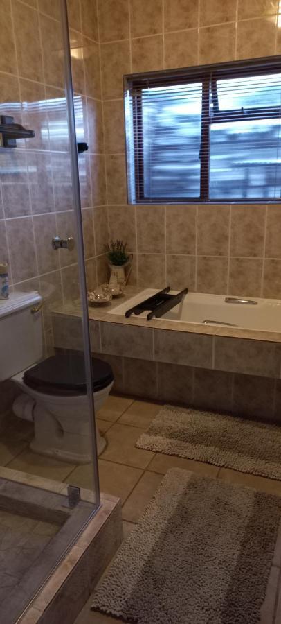 The Wooden Leg Guesthouse Kleinmond ภายนอก รูปภาพ